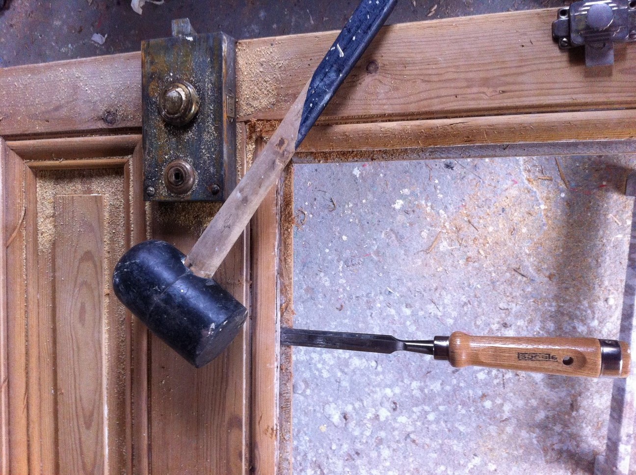 image renovation de porte en bois