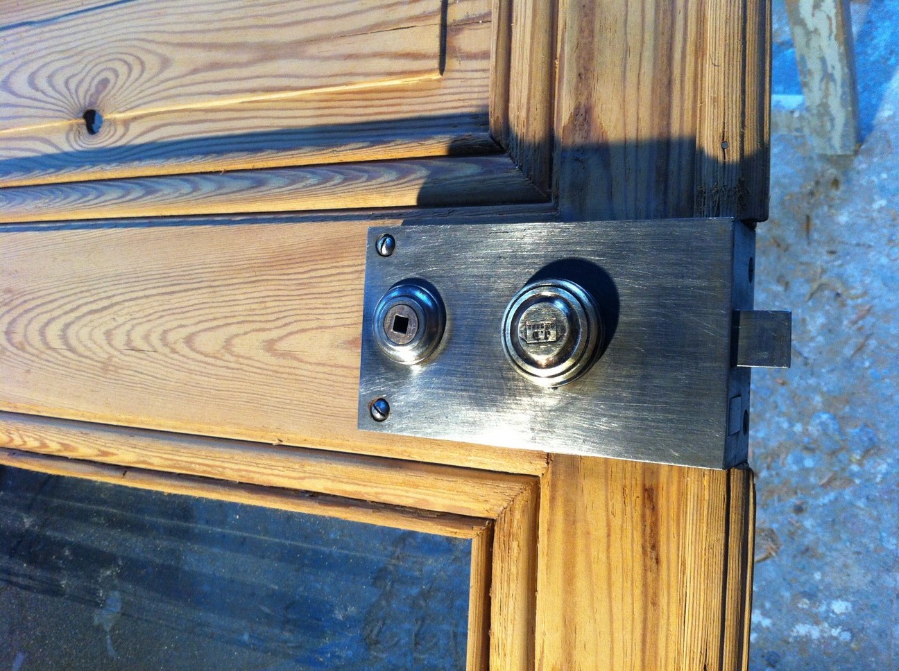 image renovation de porte en bois